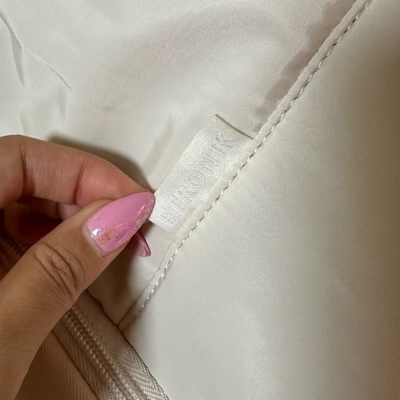 NWT Amazon Cream Weekender Bag with Soft Structure and Versatile Design - Picture 3 of 12